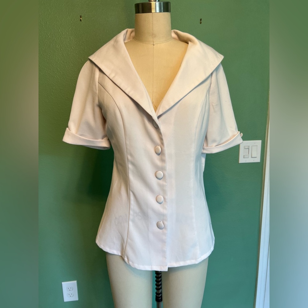 Unique vintage, wide collar retro button up